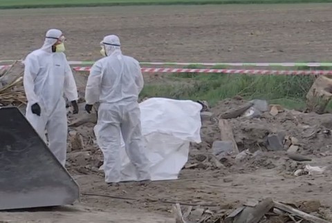 Tony nebezpečného azbestu v poli.