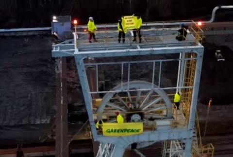 Záchranné zložky zasahujú pred Baňou Nováky. Aktivisti vyliezli na ťažobnú vežu