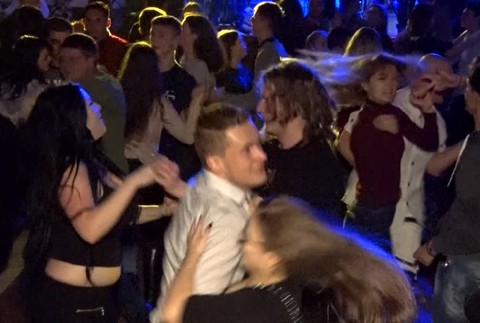 Sála plná mladých ľudí. Na Štefana sa bavia starí, aj mladí a dokonca aj cudzinci na Slovensku