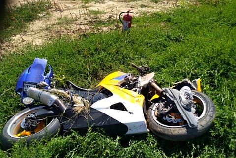 Nehoda motorka a osobné auto 4