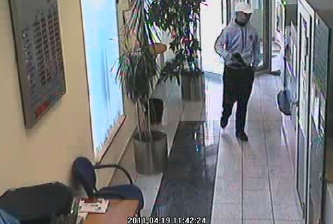 Páchateľ pri lúpeži vo Volksbank v Dunajskej Strede