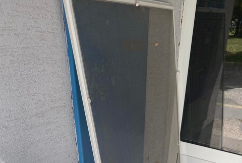 Dvojročné dievča vypadlo z okna