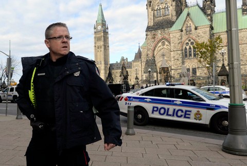 Ottawa - streľba v parlamente a pri vojenskom pomníku 2