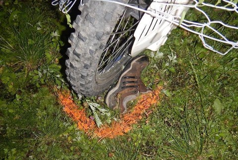 stopy po nehode mladíka na motorke