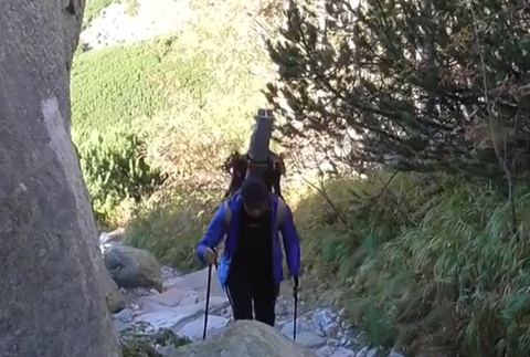 Turistov v Tatrách prekvapila netradičná vynáška na Chatu pod Rysmi 