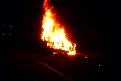 [multi] Požiar auta po nehode 253