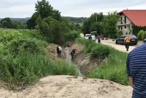 [multi] Pri čistení potoku mali nájsť ľudské pozostatky. Na mieste zasahuje polícia 1032