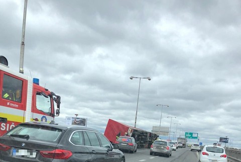 Na viacerých úsekoch hlásia obmedzenia. Víchrica prevrátila návesy, vietor láme aj stromy 