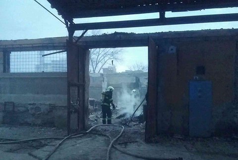 Priemyselný areál zachvátil obrovský požiar. Na mieste zasahujú desiatky hasičov už hodiny