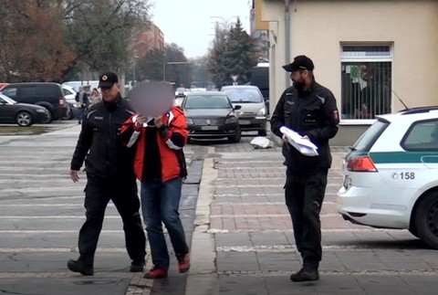 Pred súd sa postavil teniskový fantóm. Biele topánky žien si mal vyberať zámerne