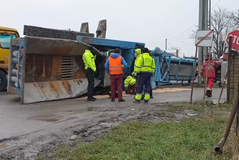 Cestu zablokoval zošmyknutý náves kamióna
