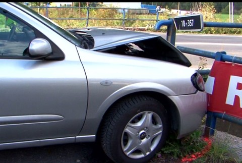 Nehoda pri Liptovskom Hrádku. Muž skončil s autom napichnutý na zábradlí