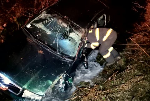 Mladý Zvolenčan podcenil šmykľavé cesty. S autom skončil v ľadovej vode potoka