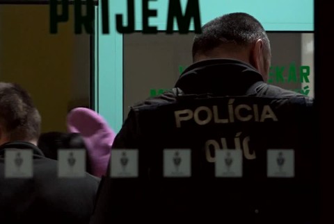 [multi] V Žiline našli v byte mŕtve telá matky a jej syna. Zraneného muža v nemocnici strážia policajti 1241
