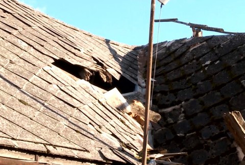 Východ Slovenska zasiahol silný vietor. V okolí lietali strechy