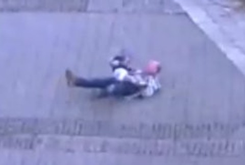 Opitý dedko s vnúčikom na rukách