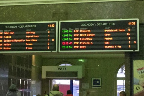 Poľadovica na cestách ochromila MHD. Problémy mali aj vlaky z Čiech na Slovensko