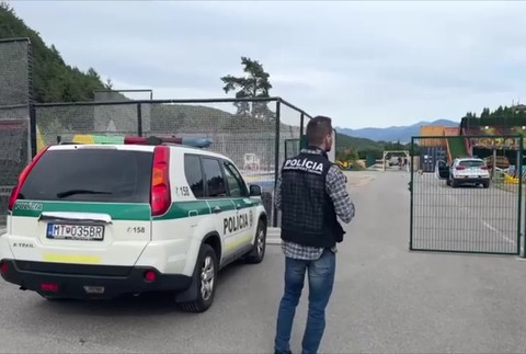 [multi] Valčianska dolina - prevrátilo nafukovací hrad 1646