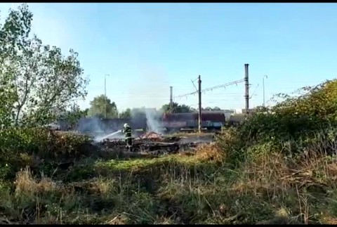 [multi] VIDEO: Rozsiahly požiar pri železničnej trati v Bratislave. Hasiči zasahujú už hodiny 3301