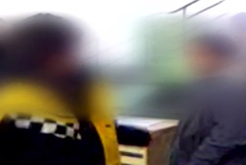 Policajtov, ktorí podľa videa šikanovali rómskych chlapcov, súd definitívne oslobodil.