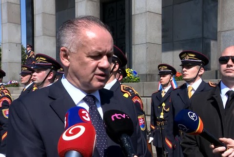 Slovenskí politici si pripomínajú víťazstvo nad fašizmom. Vence položili na rôznych miestach
