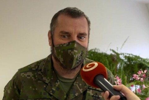 Pomáha vojenský duchovný kaplán.