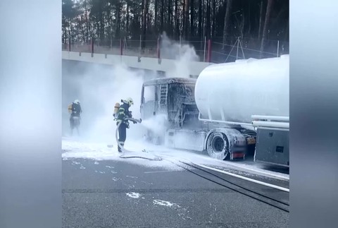 [multi] Poziar na dialnici 395