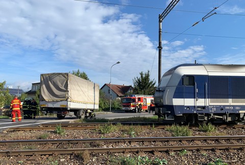 Vlak zachytil na železničnom priecestí v Bratislave náves nákladiaku