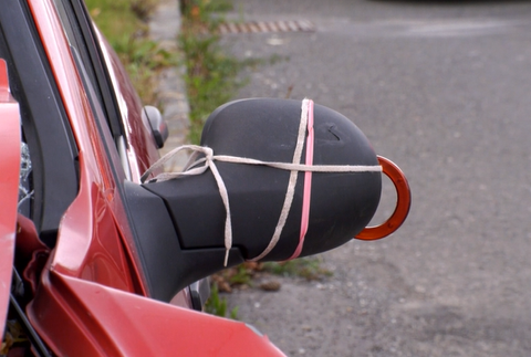 FOTO: Neuveríte, čím si vodič nahradil spätné zrkadlo! Kozmetické zrkadielko upevnil šnúrkami od topánok 