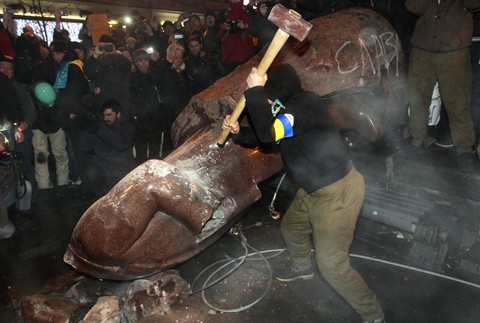 Ukrajina pád Lenina demonštranti 3