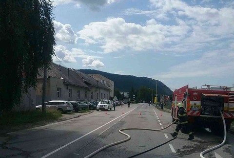 Hasiči zasahujú pri masívnom úniku plynu. Z okolitých firiem evakuovali 60 osôb