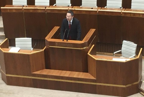 Parlament začal rokovania o zákone roka. V sále je prítomných len zhruba 20 poslancov