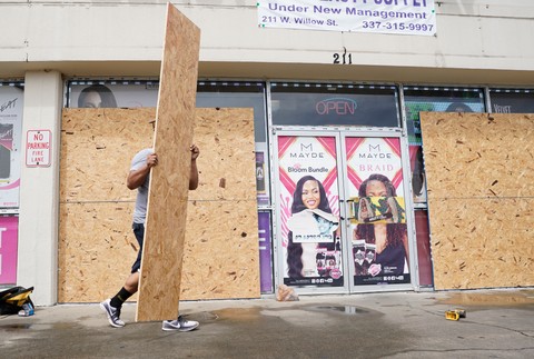 Ľudia zabezpečovali budovy pred Hurikánom IDA