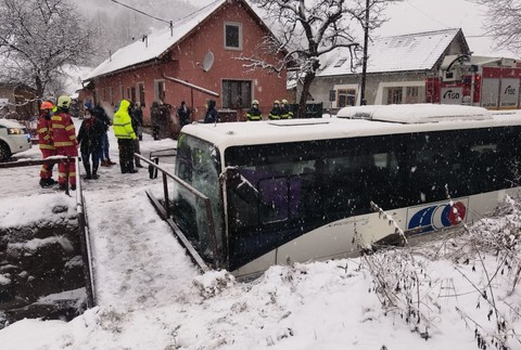 Autobus skončil v priekope