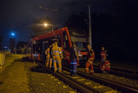 Bratislava_Petržalka_vykoľajená električka_2