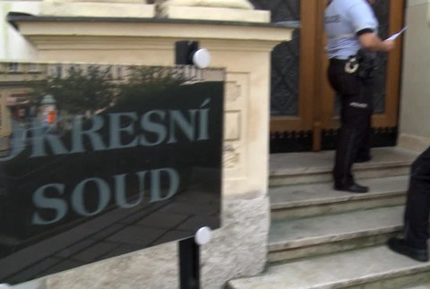 Popíjanie v bare sa skončilo streľbou. Mužovi hrozí za zapálenú cigaretu až 8 rokov