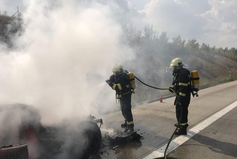 Ferrari začalo horieť počas jazdy 