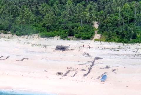 Nápis SOS na pláži zachránil troch mužov