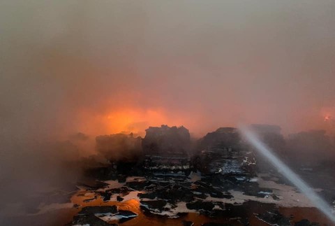 V Trnave horí hala na výrobu nábytku.