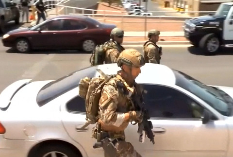 Streľba v nákupnom centre.  Strelec za sebou zanechal množstvo obetí a antiimigrantský odkaz