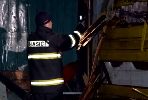 Nočný požiar záhradnej chatky sa skončil tragicky. Hasiči v nej našli mŕtveho muža