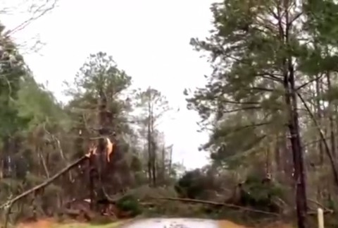 Ničivé tornádo zasiahlo Alabamu. Vyžiadalo si najmenej 22 životov