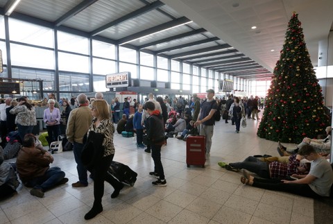 Lety z londýnskeho Gatwicku zrušili. Nad letiskom preletujú neznáme drony