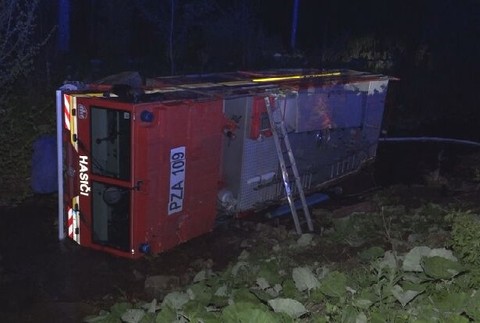 Hasiči na ceste k požiaru havarovali Cisterna skončila v potoku (2)