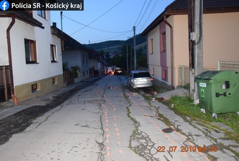 Troch mladíkov zastavil až náraz do elektrického stĺpa. Divoká jazda si vyžiadala život jedného z nich