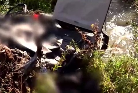 Policajti našli v odparkovanom aute dve mŕtve telá.