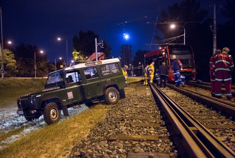 Bratislava_Petržalka_vykoľajená električka1