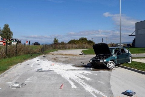 Nehoda mladej ženy: S autom sa niekoľkokrát prevrátila, život jej synovi zachránila autosedačka