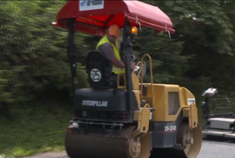 V jednej hladký asfalt v druhej tankodrom. Sú obce, kde pre jeden výtlk položia nový koberec