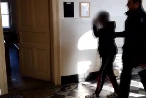 Policajtom došla trpezlivosť. Chlapcov vo veku 15 a 17 rokov poslali za mreže